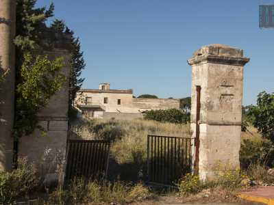 E� arrivato ora il momento di circumnavigare lo stadio per arrivare all�altezza dei parcheggi della curva nord, nel punto in cui si trova l�antistadio. Superiamo il campo di allenamento del Bari calcio procedendo su via Torrebella fino a incontrare sulla destra un cancello arrugginito e malmesso posto tra due colonne. E� l�ingresso della masseria Torrebella, le cui prime notizie risalgono al 300...